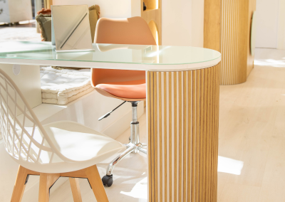 Mesa de ventas Vanguard, Punto de venta en madera roble sobre. Con cristal lacobel blanco.