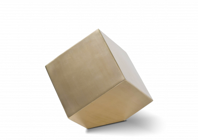 Cubo metálico en color oro con una cara de espejo.