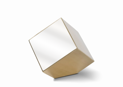 Cubo metálico en color oro con una cara de espejo.