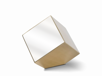 Cubo metálico en color oro con una cara de espejo.