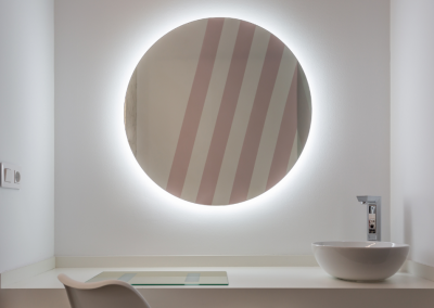 Lentillero para ópticas realizado en melamina con Espejo redondo en pared. Diseño de estudio AMA.