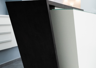 Mostrador para negocios como farmacias y ópticas. Melamine acabado blanco con cajonera. Diseñado por estudio AMA.