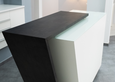 Mostrador para negocios. Melamine acabado blanco con cajonera. Diseñado por estudio AMA.