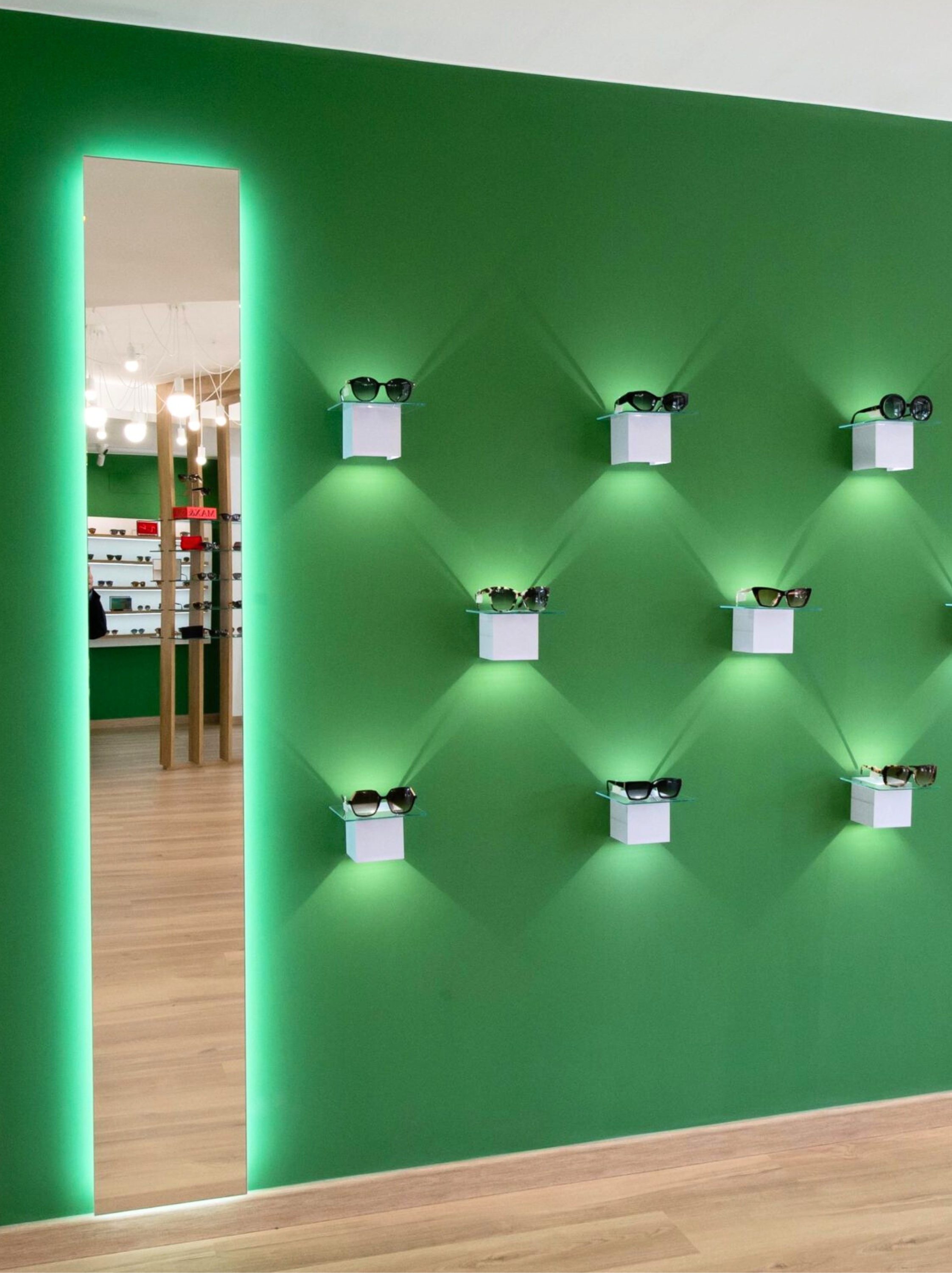 Expositor de melamina acabado blanco, con iluminación y seis niveles de exposición con baldas de cristal. Ideal para negocios como ópticas, farmacias, clínicas, diseñados por estudio AMA.