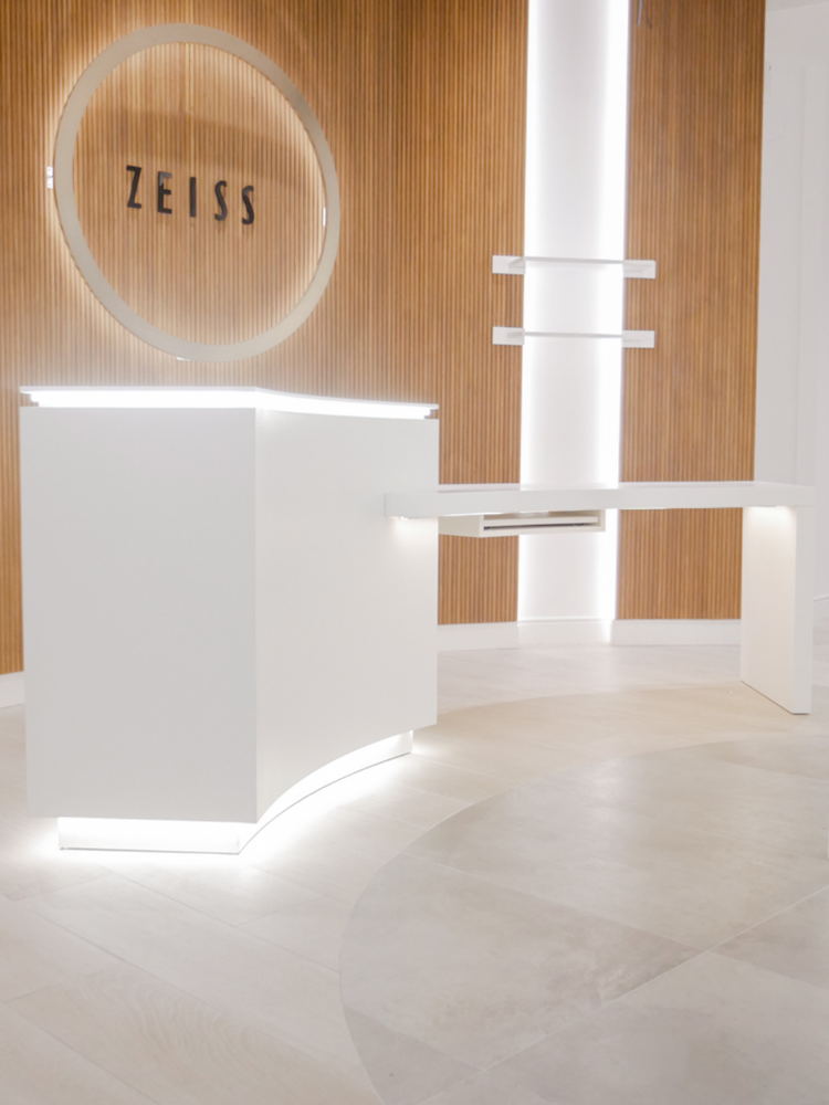 Sin título (2160 x 1320 px) (2122 x 3000 px) (2244 x 2244 px) (1080 x 1920 px) (800 x 1000 px) Mostrador en melamina, con cristal superior, iluminación y mesa de madera natural.